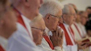 11 de junho, Dia de Oração pelos Sacerdotes: abraçar a Cruz